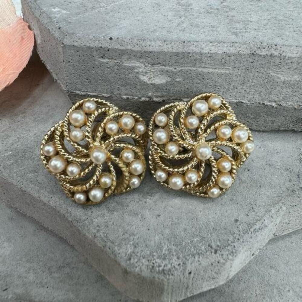 Vintage Lisner Signed Faux Pearl and Gold Tone Flower Clip On Earrings